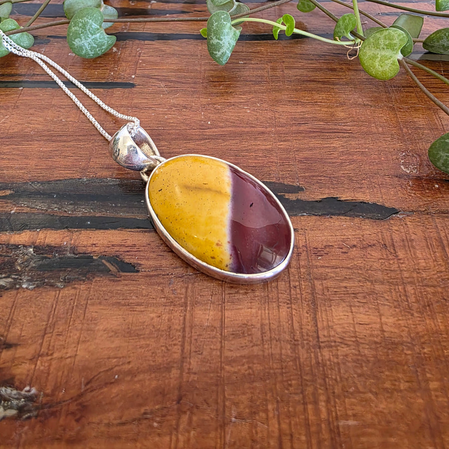 Mookaite Jasper Pendant set in 925 Sterling Silver.
Comes with a 45cm Sterling Silver Chain.