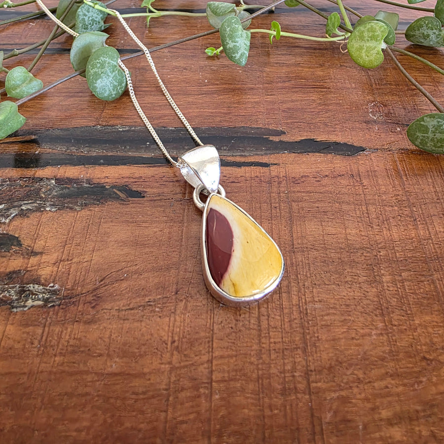 Mookaite Jasper Pendant set in 925 Sterling Silver.
Comes with a 45cm Sterling Silver Chain.
