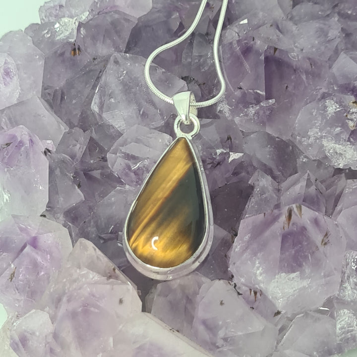 Tiger Eye Pendant set in 925 Sterling Silver, come with a 925 Sterling Silver Chain.